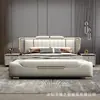 Cama matrimonial estilo lujo ligero italiano con diseño de ribete dorado, cabecero tapizado de felpa, cama elegante y simple de arte en piel para el dormitorio