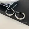 Pendientes Redondos de Aguja Plateada con Espacio Moda Simple Lujo Ligero Sentido de Alta Gama Pendiente de Oreja Nicho Exquisito Versátil Pendientes Elegantes para Mujer