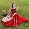 Traje de Viagem para Pastagem de Xinjiang Conjunto Atmosférico Saia Longa de Renda Floral Vermelha Irregular com Alça no Pescoço
