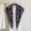 Chal triangular de lujo ligero estilo francés para mujer, prenda exterior geométrica, bufanda de seda versátil inspirada en lo vintage, accesorio de alta gama