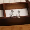 Brincos de Argola para Orelha com Cruz de Strass Prateado e Íris, Estilo Punk de Nicho Coreano, Brincos Minimalistas Únicos e Versáteis para Mulheres