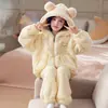 Pijama feminino de outono e inverno, novo conjunto de loungewear com capuz em fleece de coral estilo cartoon, adequado para crianças usarem tanto em ambientes internos quanto externos