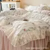 Juego de Cama Estilo Princesa Francesa Clase A de Terciopelo de Leche de Cuatro Piezas Funda de Edredón Gruesa Cálida de Terciopelo Coral con Encaje Tallado Falda de Cama 1