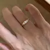 Anel Retrô de Cinco Pedras de Diamante de Luxo Leve Estilo Francês para Mulheres, Design de Nicho da Moda com Sensação de Alto Padrão, Anel de Zircônia Exquisito e Único