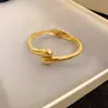 Pulseiras Metálicas Brilhantes Transfronteiriças Europeias e Americanas, Estilo Casual e Simples, Joias de Luxo Leve de Nicho de Alta Qualidade para Mulheres