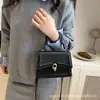 Bolso de Mujer Moderno y Sencillo Modelo Nuevo 2026 Bolso de Hombro con Hebilla de Cerradura, Bolso Cruzado Único de Nicho