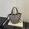 Bolsa cesta moderna e estilosa para mulheres, novo modelo inverno 2026, cor sólida elegante, alto valor estético, bolsa de ombro de nicho