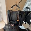 Bolso retro individual externo para mujer, primavera y verano 2025, nuevo bolso cruzado informal de alta gama, combinable con todo, bolso tipo cubo portátil explosivo.