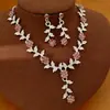 Aretes y collar estilo palacio con incrustaciones de diamantes en forma de hoja y flor, cadena para la clavícula de lujo ligero de nicho, juego de joyería versátil de alta gama para mujer