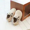 Zapatos peludos para niñas para usar en exteriores, Zapatos tipo gorro con velcro de estilo extranjero, Nuevos zapatos de algodón de lana de cordero de suela blanda para Otoño e Invierno 2025