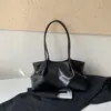Bolsa tote grande estilo retrô transfronteiriça para mulheres, novo design casual, grande capacidade, adequada para o dia a dia, cor sólida com pingente, pode ser carregada como bolsa de ombro ou bolsa transversal