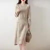 Nuevo vestido de punto para otoño e invierno 100% lana, cuello redondo, manga larga, entallado en la cintura, vestido suéter largo y versátil de moda para mujer