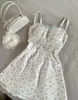 Falda corta de encaje con cordones estilo americano para verano con ribete de encaje, vestido de tirantes floral dulce y femenino para mujer