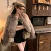Casaco curto de pelo sintético de raposa em estilo inspirado em Chanel para mulheres, uma peça de inverno jovem e versátil, chique e de alta qualidade.