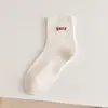 Calcetines Blancos Oso Pequeño para Mujer Calcetines de Algodón de Color Sólido Otoño e Invierno Absorbentes de Olor que Eliminan el Sudor Calcetines de Media Pantorrilla Sin Costuras de Algodón Peinado Calcetines para Mujer Venta al por Mayor