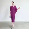 Vestido europeo y americano transfronterizo de talla grande, corte holgado, con cuello en V, cinturón para ceñir la cintura, adelgazante, irregular, con pliegues de escamas de dragón, elegante estilo Issey Miyake