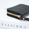 Bolsa Pequena de Mão 2026 Novo Modelo Carteira Carteira de Camada Dupla com Textura de Diamante e Logo Metálico, Porta-Moedas Pequeno de Mão Feminino