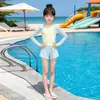 Maiô Dupla Peça Super Fofo para Meninas 2026 Novo Modelo Roupa de Banho de Treino com Proteção Solar de Manga Longa para Crianças com Bojos para o Verão
