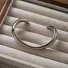 Pulsera Abierta Curva Brillante Minimalista para Mujer Lujo Accesible Europeo y Americano Diseño de Nicho Pulsera Elegante Versátil de Gama Alta Pulsera
