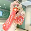 Llavero de acrílico con forma de fresa rellena de aceite, pulsera linda, colgante pequeño, venta al por mayor para regalos navideños