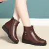 Botines Cálidos y Cómodos para Mujer Nueva Temporada Otoño/Invierno 2026 Suela Suave Fondo Plano Tacón Bajo Versátiles Botas de Piel con Forro de Terciopelo para Personas de Mediana Edad y Mayores