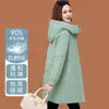 Chaqueta de alta gama de plumón de ganso para mujer, nueva moda de invierno 2026, longitud media, corte entallado y abrigo grueso de plumón de ganso blanco