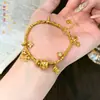 Pulseira Urso Saco da Sorte Banhada a Ouro Latão, Pulseira Amarela Deus da Riqueza para Mulheres, Cor Duradoura, Joia de Mão com Sino Cruzado Fashion e Exquisita