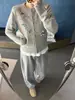 26 Novo Cardigan de Lã com Lantejoulas e Contas Feito à Mão Outono/Inverno, Macio e Aconchegante, Gola Redonda, Suéter Feminino Cinza da Moda com Ombreiras