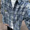 Camisa Lavada com Bordado de Borboleta Estilo Streetwear Americano para Homens e Mulheres, Nova Camisa Casual Versátil Tendência Solta de Manga Longa para Homens