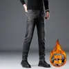 Calça jeans masculina 2026 outono e inverno forrada com fleece stretch confortável estilosa versátil casual slim fit cintura alta modeladora