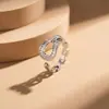 Anel moderno e popular de zircônia requintado e ultrabrilhante para mulheres, luxo leve com um toque de alta qualidade, anel aberto ajustável, banhado a ouro real