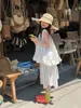 Top sin mangas floral y bordado para niñas 2026 Nuevo estilo coreano de verano dulce con volantes tipo muñeca moderno