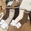 Novas meias de outono e inverno de altura média para mulheres, meias empilhadas de agulha dupla estilo japonês, meias longas decorativas de algodão respiráveis, atacado do fabricante