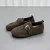 Zapatos Birkenstock para mujer, modernos y a la moda, colección otoño 2026, punta redonda, con tacón oculto para mayor altura, suela gruesa, versátiles y hechos de piel de vacuno, perfectos para uso casual.