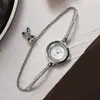 Moda com temperamento retrô luxo leve toque de alta qualidade relógio feminino pulseira requintada relógio feminino de nicho atacado