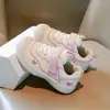 Sapatos Infantis 2025 Primavera/Outono Malha Respirável Novos Estilosos Versáteis Casuais para Meninas Leves Crianças Solado Macio Sapatos Esportivos