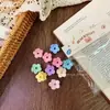 Lindos pasadores de flores estilo coreano para niños en colores de caramelo, versátiles para recoger el cabello suelto, no dañan, perfectos para sesiones de fotos