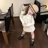 Outono 2026 nova coleção de roupa feminina estilo coreano: cardigã de tricô infantil moderno e estiloso com bordado de letras e saia de manga curta