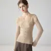 26 Nuevo Otoño Camisa Básica de Punto de Cachemira para Mujer con Exquisito Escote en V Floral 3D, Corte Ajustado y Estilo Elegante