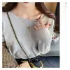 Camisa básica feminina branca para usar sob um terno, primavera e outono, estilo de alta qualidade, novo suéter de tricô popular 2025, gola redonda