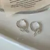 Hebilla de Oreja de Metal con Nudo Sencillo Versátil para Mujer Nicho Sentido de Alta Gama Único y Exquisito Pendientes de Moda para el Trabajo Pendientes