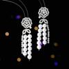 Lujo ligero de alta gama elegantes aretes de novia para banquete de boda aretes de borla largos huecos modernos de Camelia y Perla
