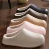 Chinelos de algodão para mulheres e casais, adequados para uso interno no inverno, com forro adicional de fleece para aquecimento, proporcionando uma sensação macia e confortável, e também disponíveis em tamanhos masculinos para outono e inverno.
