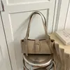 Coleção de outono 2026 feminina minimalista e estilosa transfronteiriça: uma bolsa de ombro chique e única com um design casual e elegante, perfeita para carregar sob o braço
