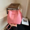 Bolso de cadena retro Primavera/Verano, nueva colección 2026, bolso de mujer moderno y versátil, bolso tipo cubo de moda con patrón tejido