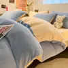 Juego de ropa de cama de cuatro piezas de felpa de leche engrosado con felpa funda de edredón de color liso sábana de franela otoño e invierno juego de cuatro piezas de felpa de coral