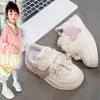 Tenis Blancos para Niñas 2026 Nuevos Zapatos Deportivos de Primavera y Otoño para Niños con Moño Zapatos de Tabla para Estudiantes para Niños Mayores Casuales y Versátiles