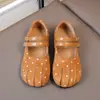 Mocassins femininos estilo Birkenstock com sola macia coleção primavera-verão 2026 sapatos infantis sapatos de couro para bebê sapatos de princesa com bolinhas para crianças pequenas