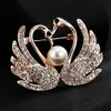 Moda Nova Broche Borboleta Folha de Ginkgo Pérola Coelho Branco High-end Notas Rosa Alfinete de Roupa Corsage para Casaco