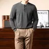 Camiseta masculina de malha texturizada com gola henley, mistura de lã de ovelha, manga longa, camisa base versátil para business casual.